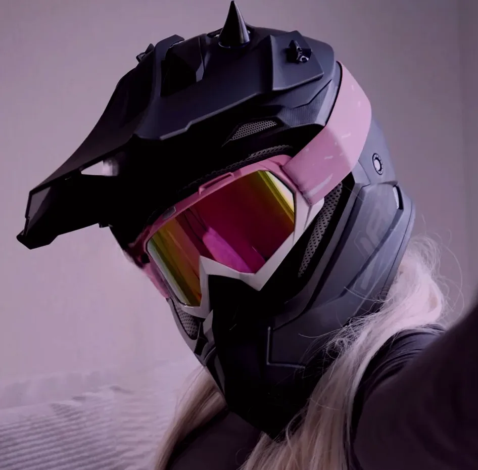 Viktoria, 22